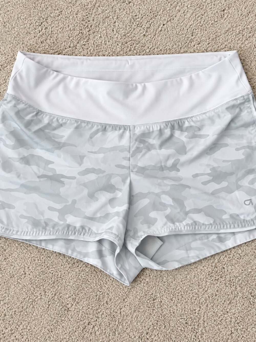GapFit Maternity White Camo Running Shorts Size M
